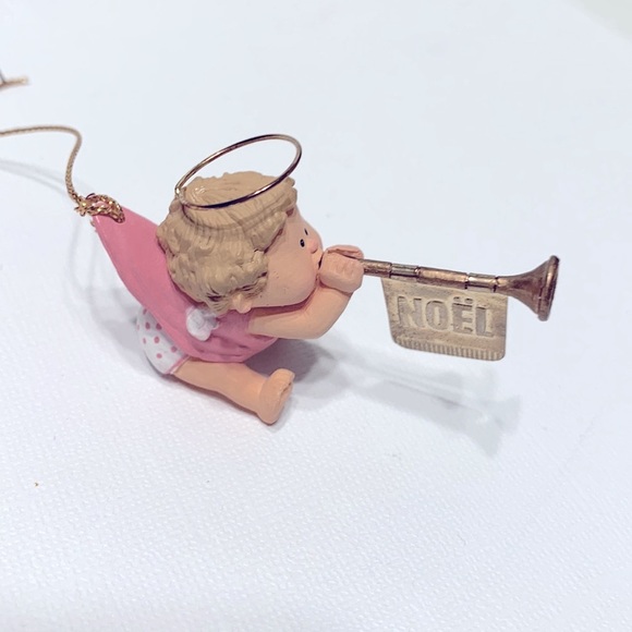 Musical angel Hallmark ornament - Picture 5 of 12